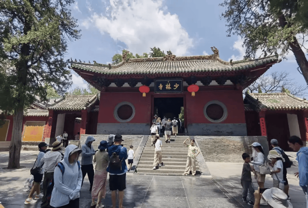 皇冠信用盘最新地址
_少林寺现场直击:新住持微笑挥手进入围挡的方丈室