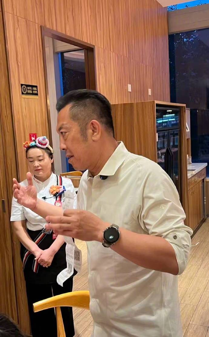 西贝暂停后厨参观法国甲组联赛，店员称为保证正常运营；此前罗永浩宣布“休战” | 法国甲组联赛