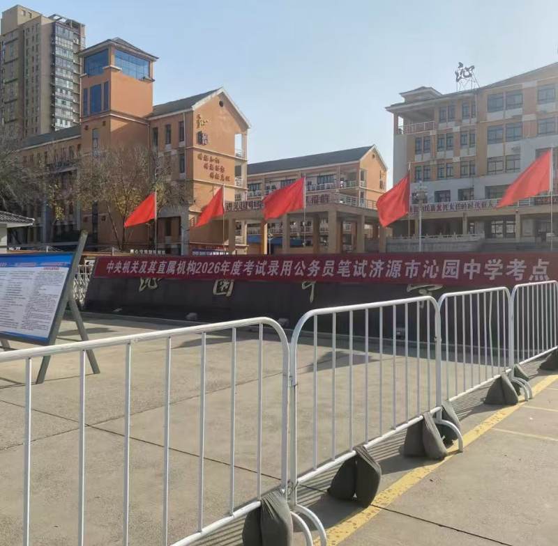 法国足球_两女子参加国考入住酒店凌晨遭陌生男子刷卡闯入法国足球，酒店回应：安保人员查房开错了门