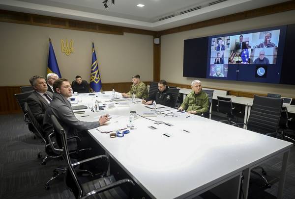 世界杯皇冠足球平台_泽连斯基：特朗普让我们撤离乌东世界杯皇冠足球平台，他要建“自由经济区”